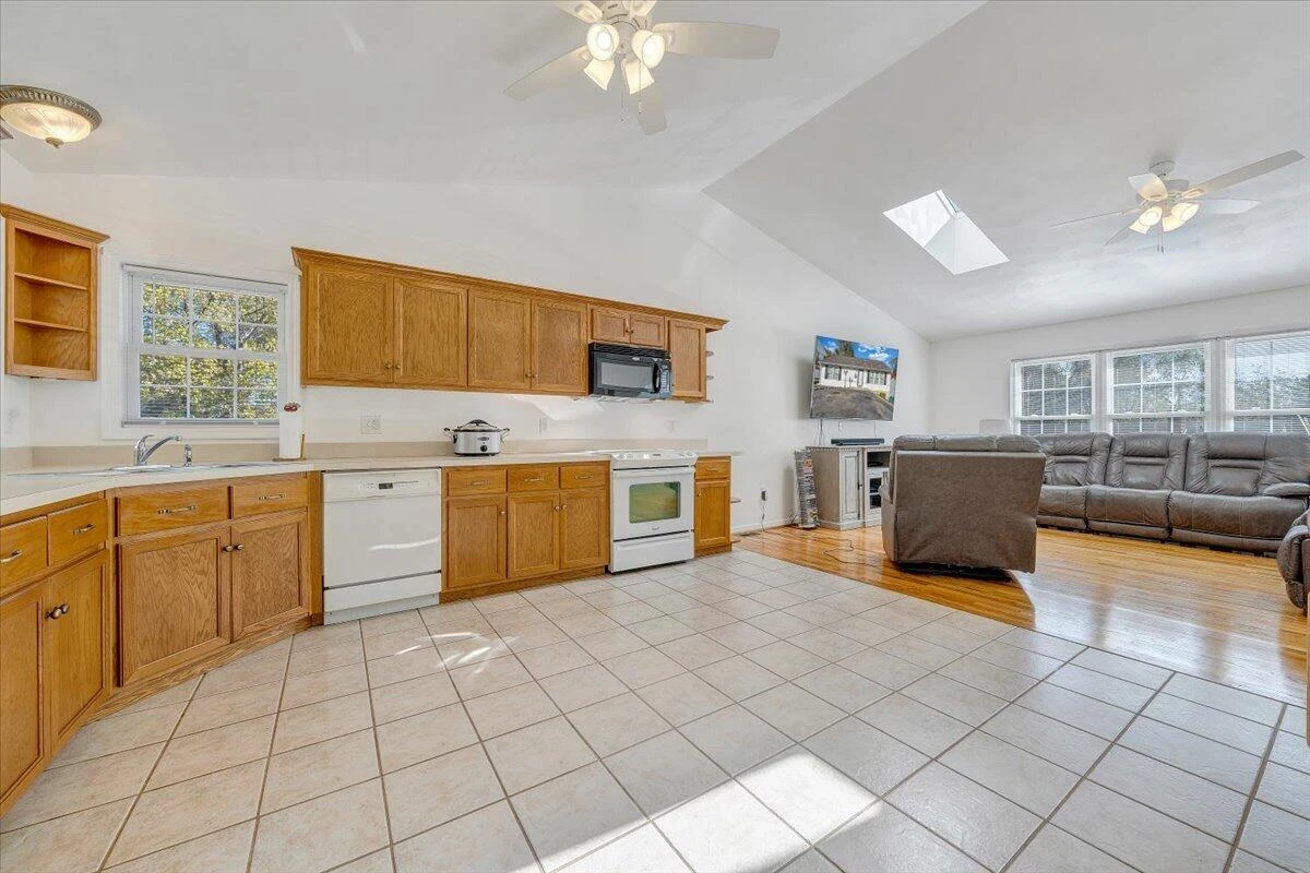 1146 Morehead AVE - Photo 5