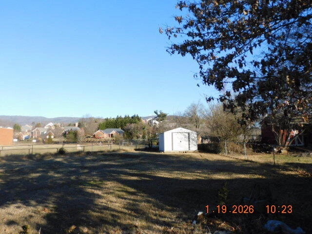 911 LOGAN ST - Photo 3