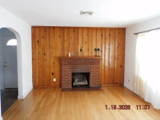 911 LOGAN ST - Photo 6