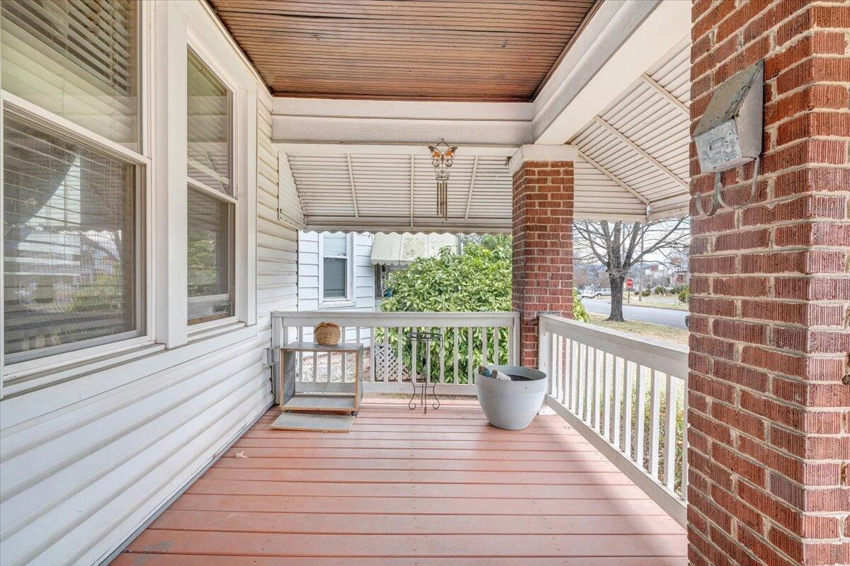 715 Highland AVE - Photo 2