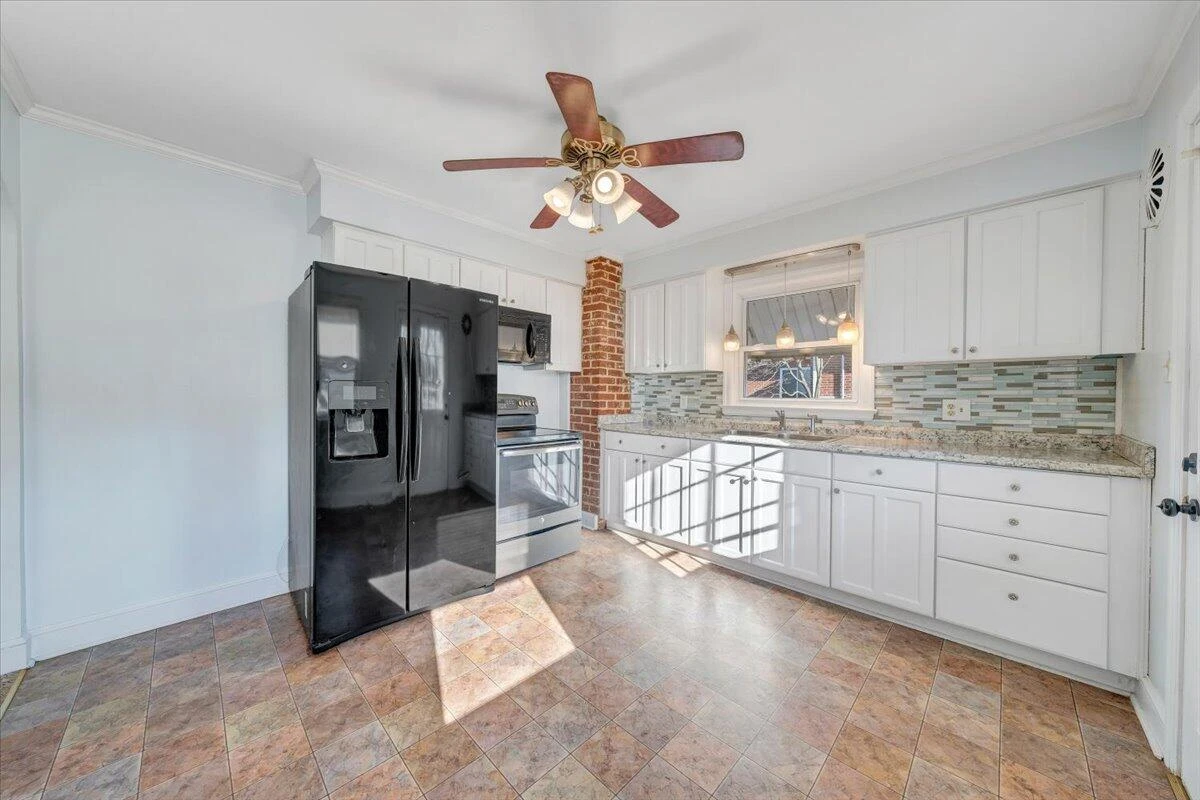 2346 Berkley AVE - Photo 16
