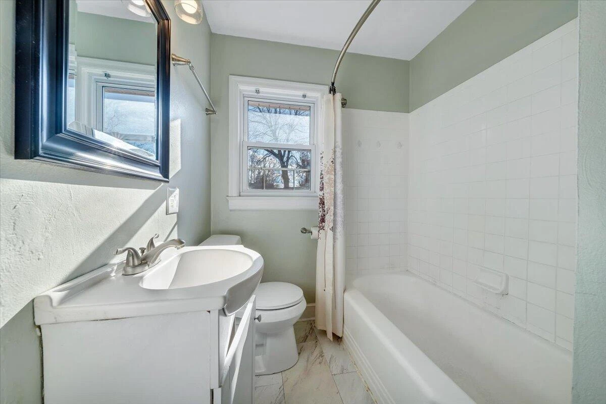 2346 Berkley AVE - Photo 20
