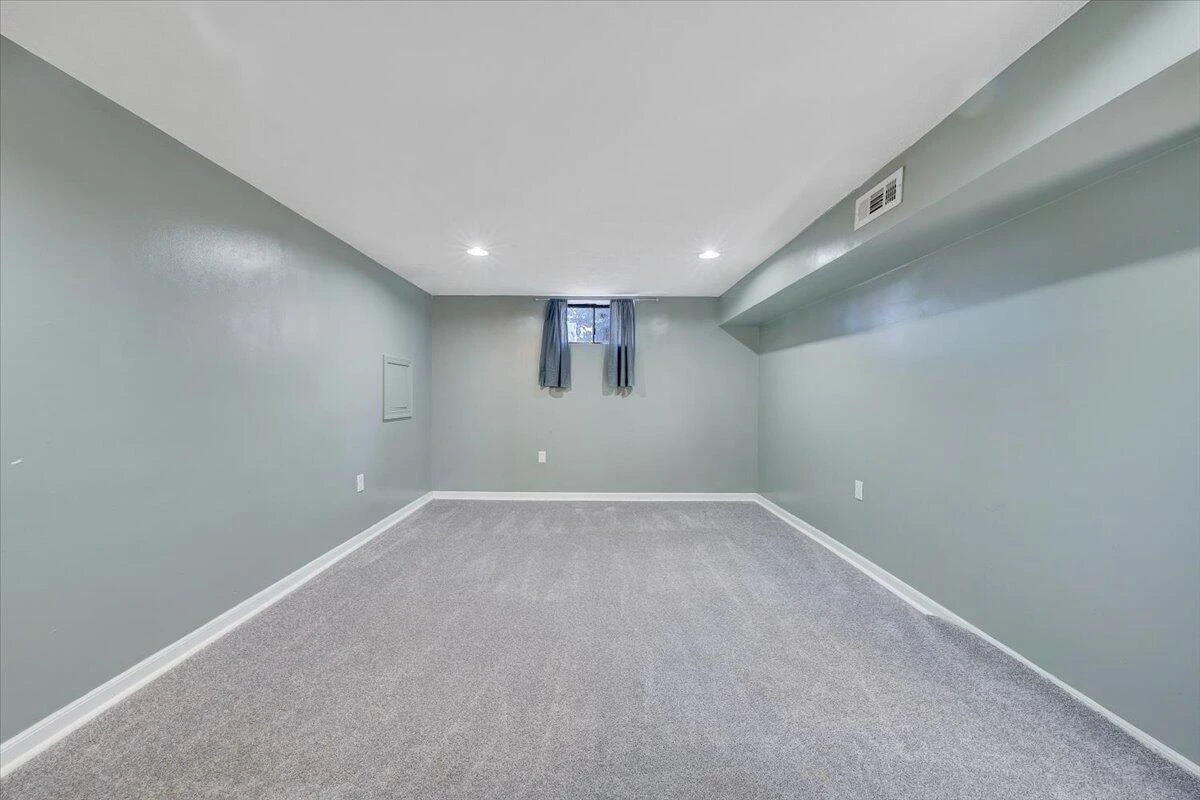 2346 Berkley AVE - Photo 27