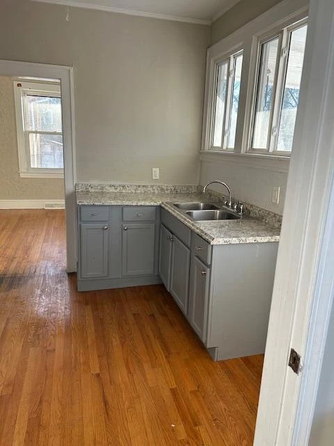 1320 Gilford AVE - Photo 3