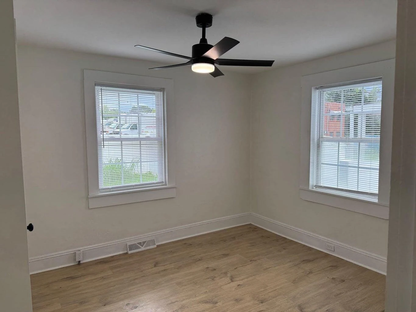 402 College ST - Photo 4