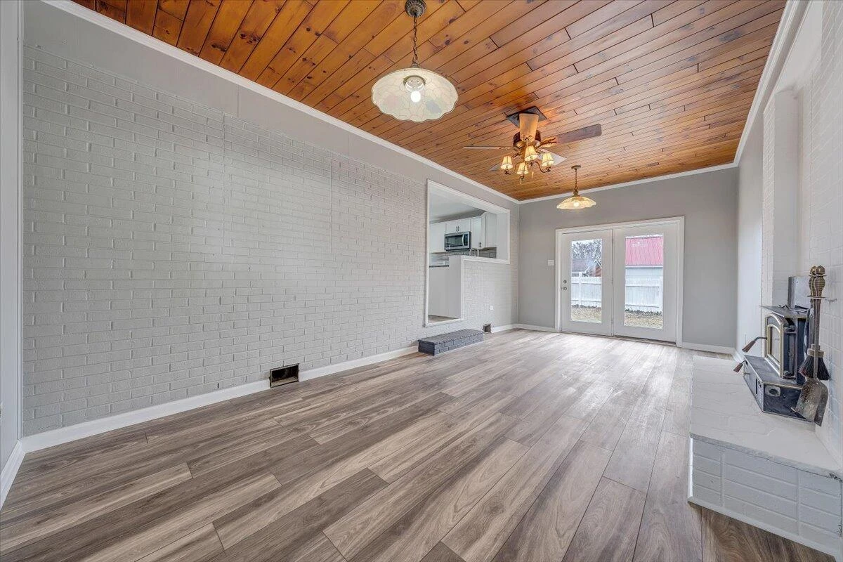501 Lester AVE - Photo 16