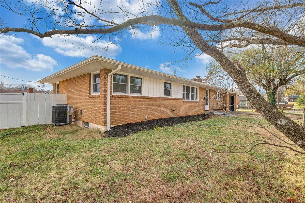 501 Lester AVE - Photo 7