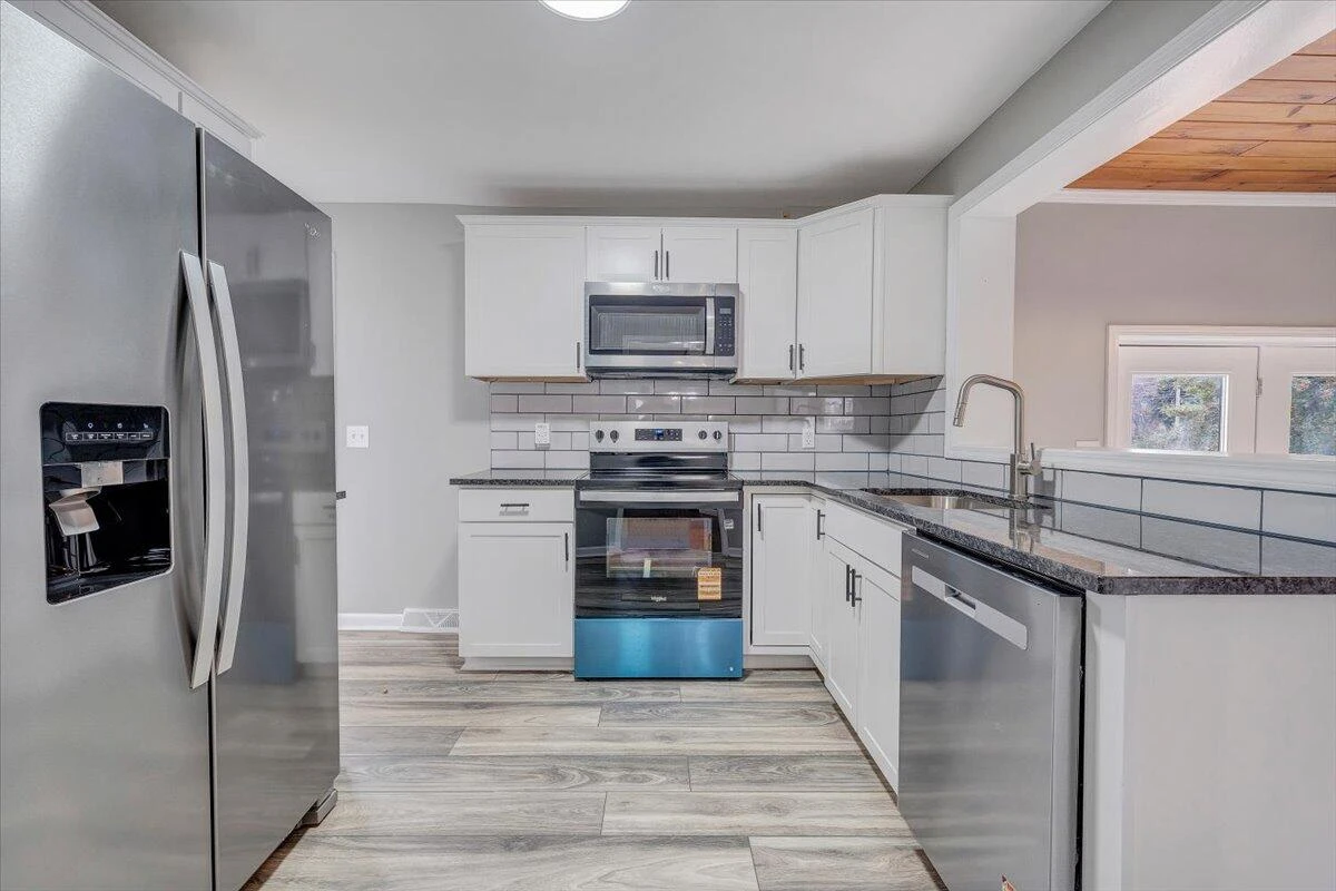 501 Lester AVE - Photo 9