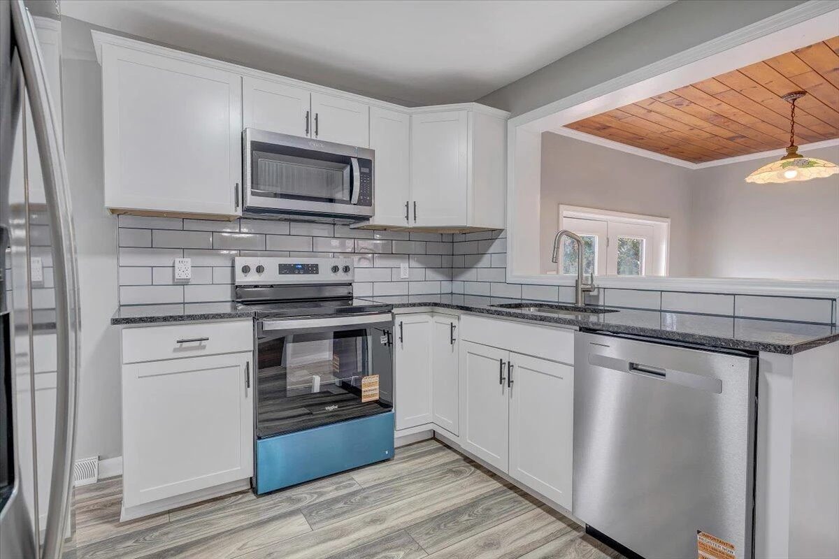 501 Lester AVE - Photo 10