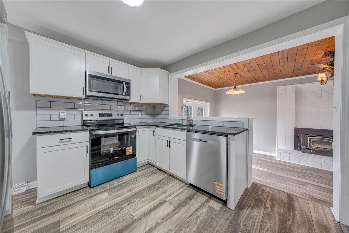 501 Lester AVE - Photo 11