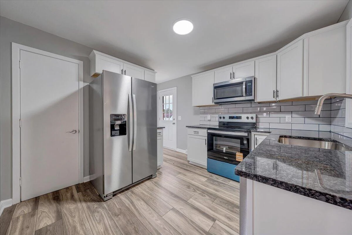 501 Lester AVE - Photo 12