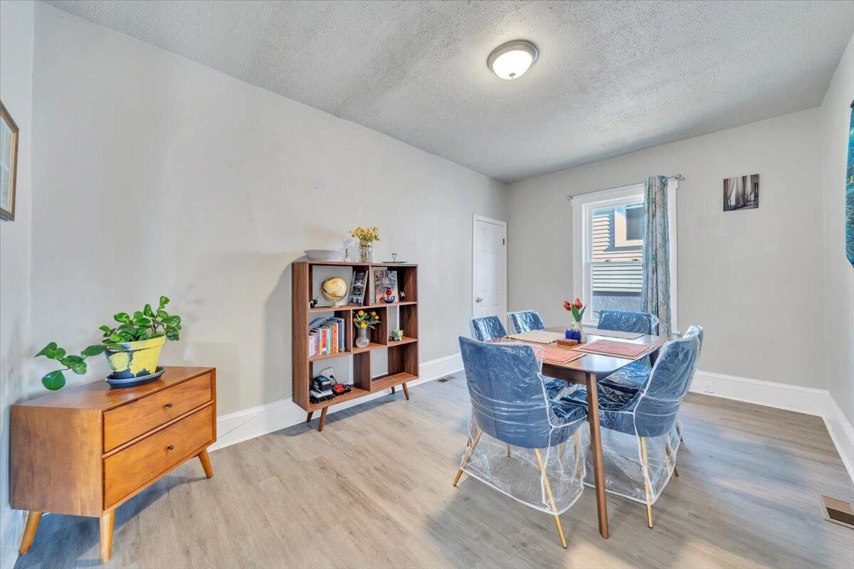 644 Montrose AVE - Photo 11