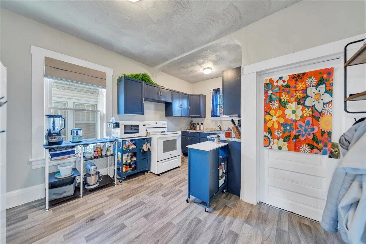 644 Montrose AVE - Photo 15