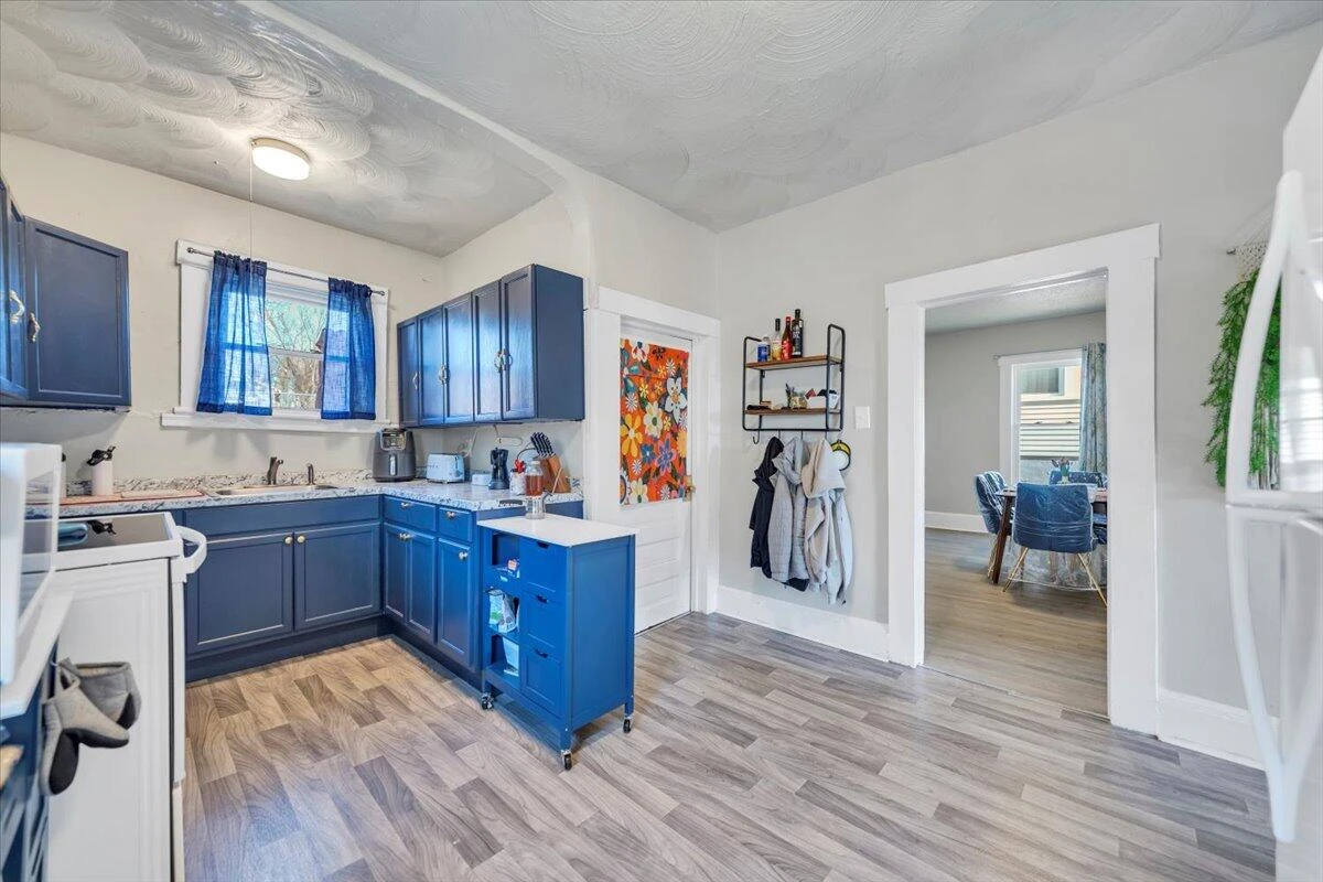 644 Montrose AVE - Photo 17