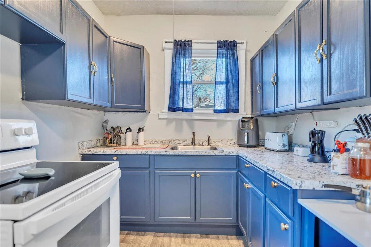 644 Montrose AVE - Photo 18