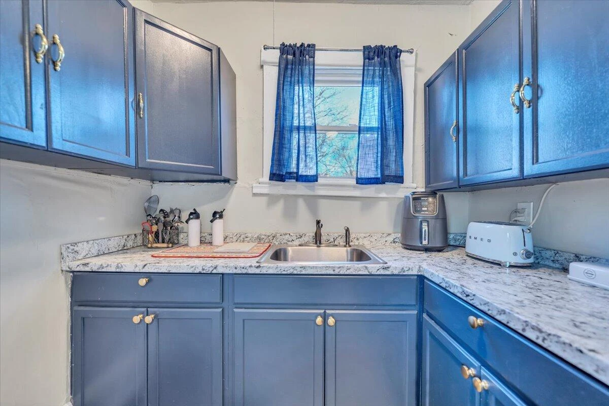 644 Montrose AVE - Photo 19