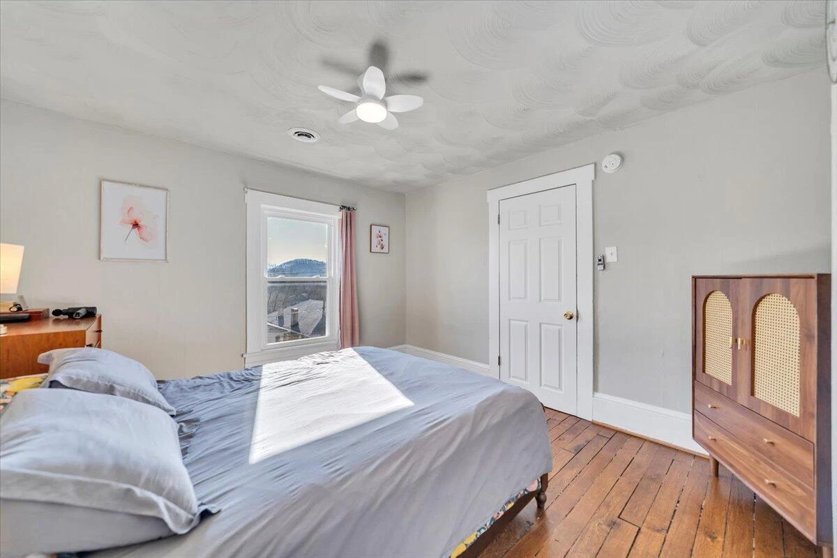 644 Montrose AVE - Photo 29