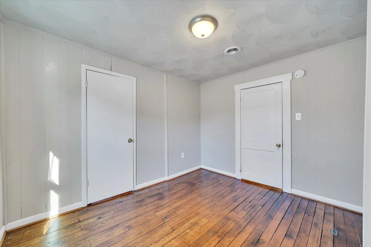 644 Montrose AVE - Photo 32