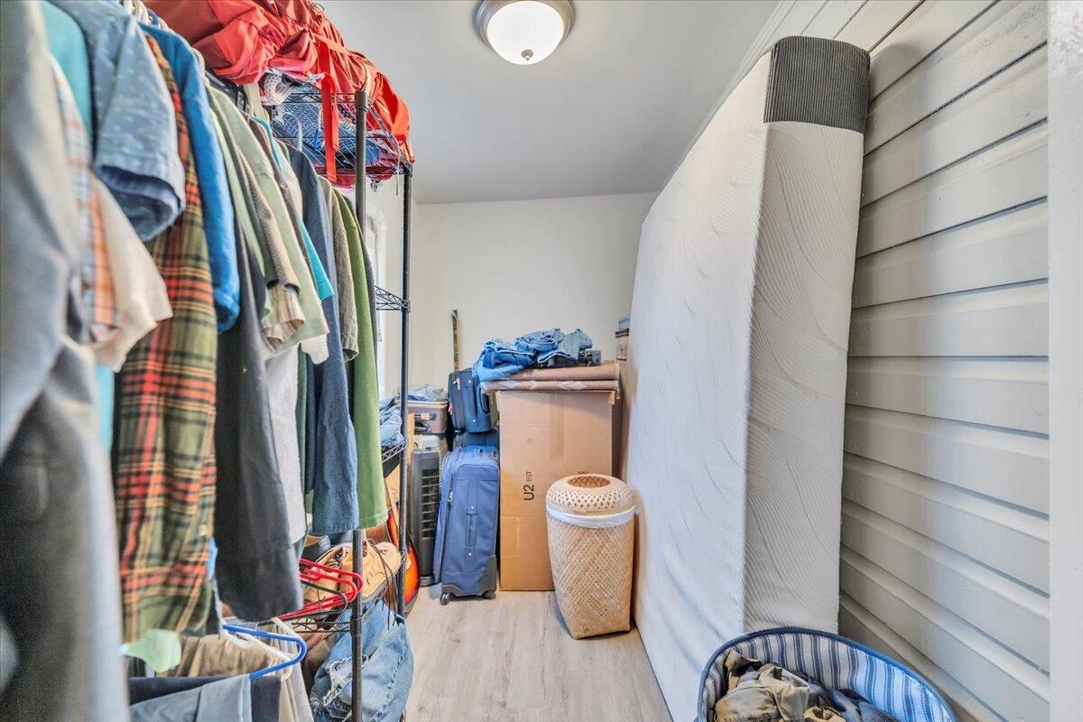644 Montrose AVE - Photo 37