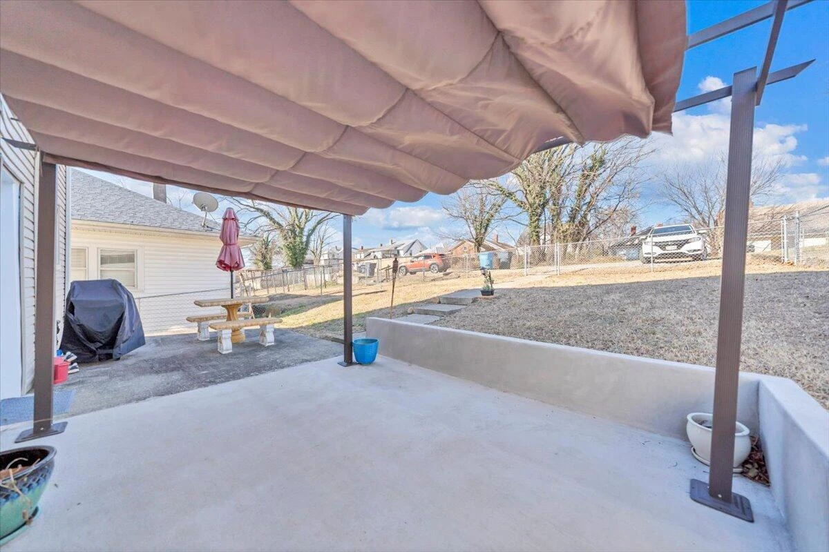 644 Montrose AVE - Photo 43