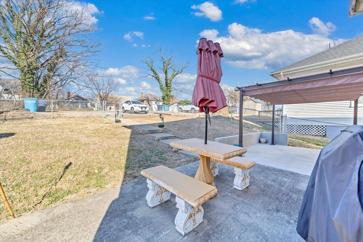 644 Montrose AVE - Photo 45