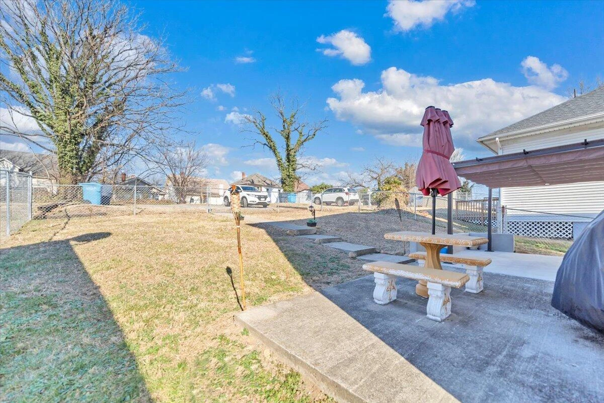 644 Montrose AVE - Photo 46