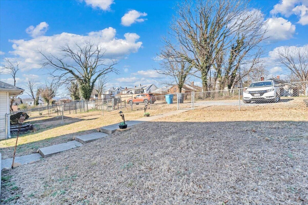 644 Montrose AVE - Photo 47