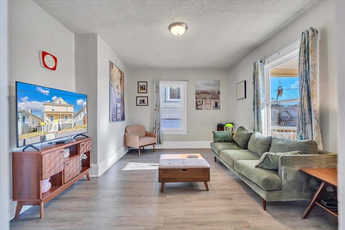 644 Montrose AVE - Photo 8