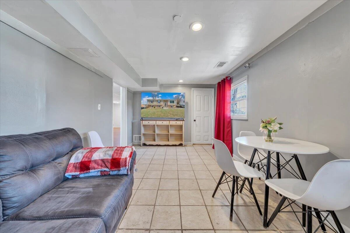 5572 Ambassador DR - Photo 33