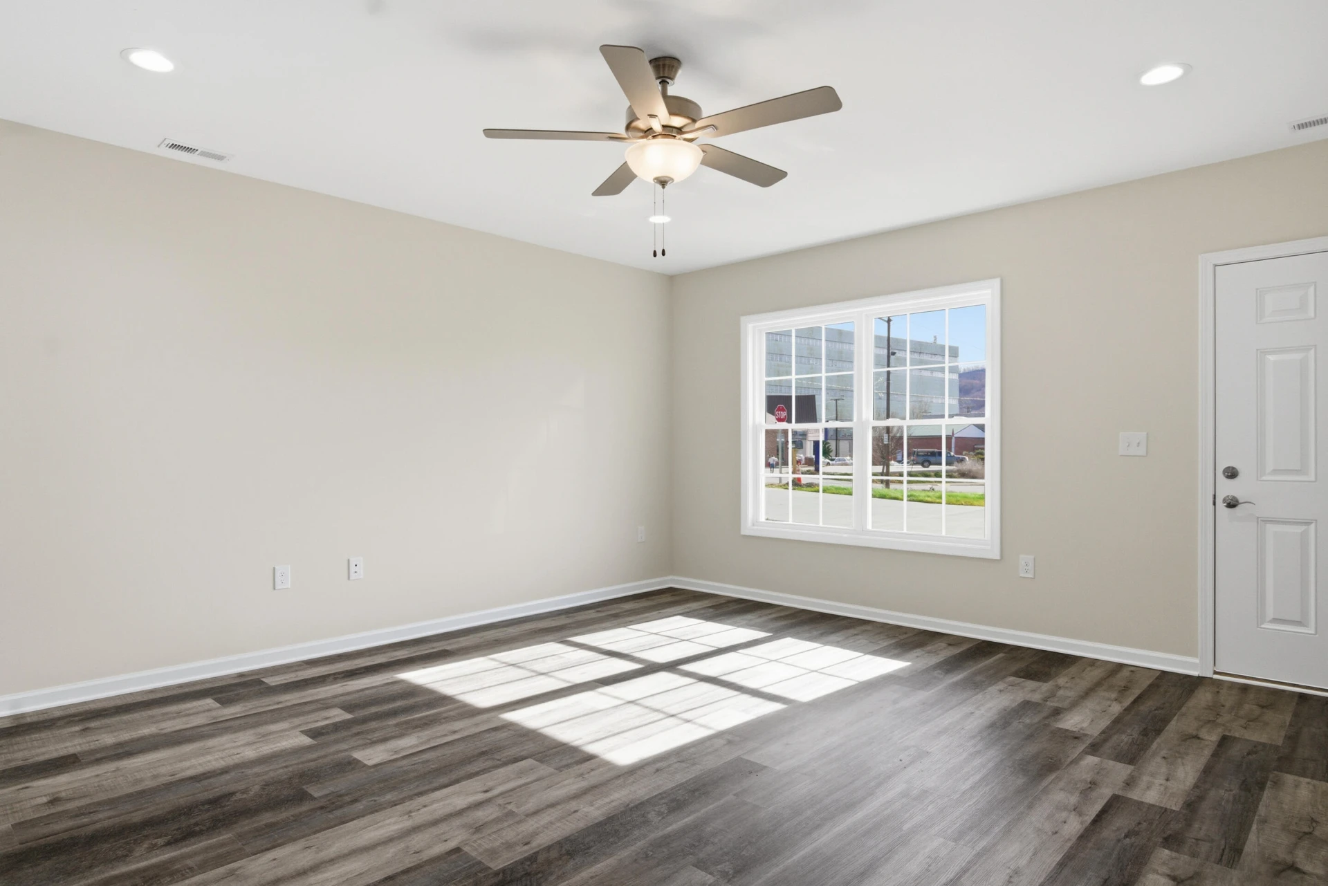 411 Washington AVE - Photo 4