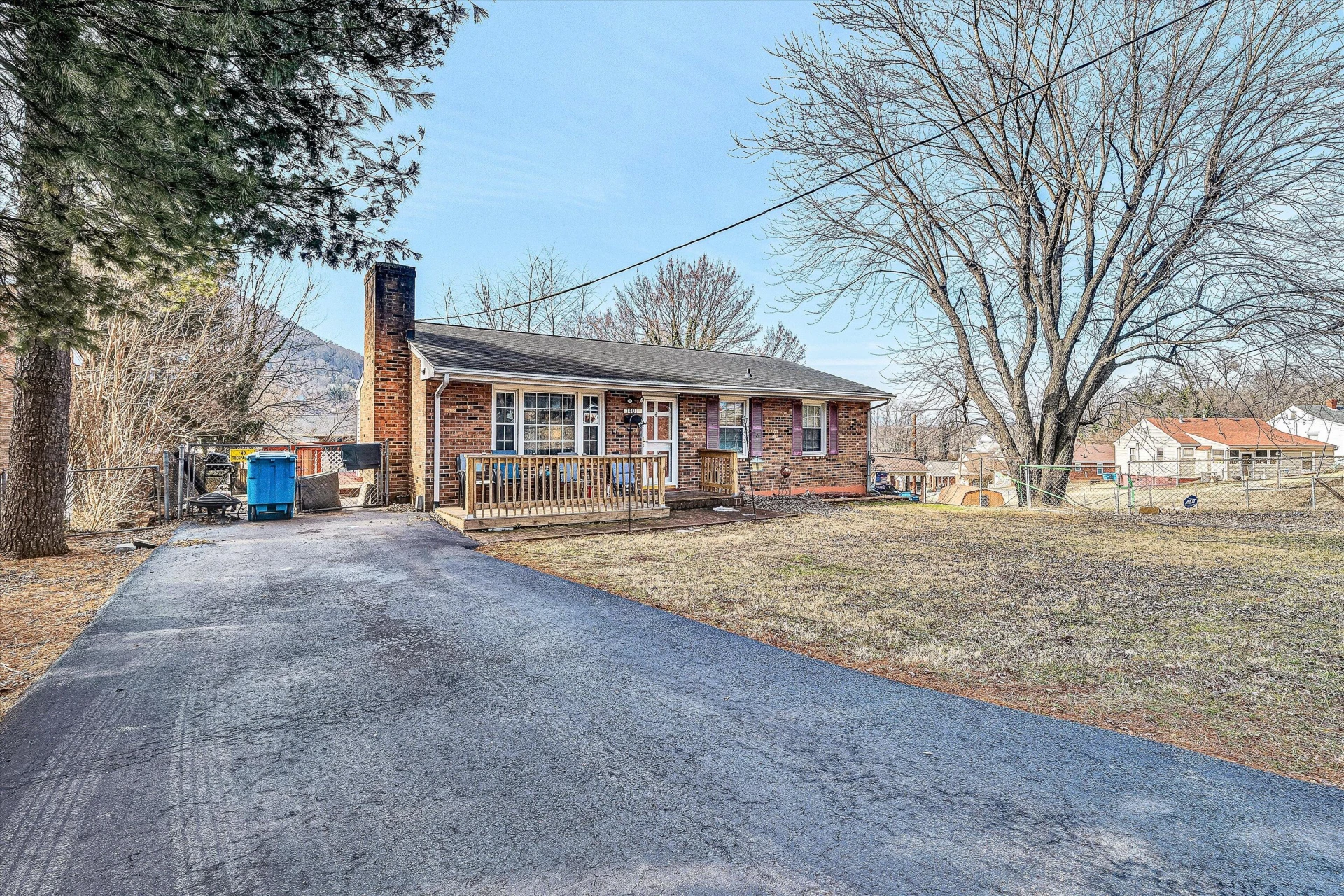 1401 Morehead AVE - Photo 2