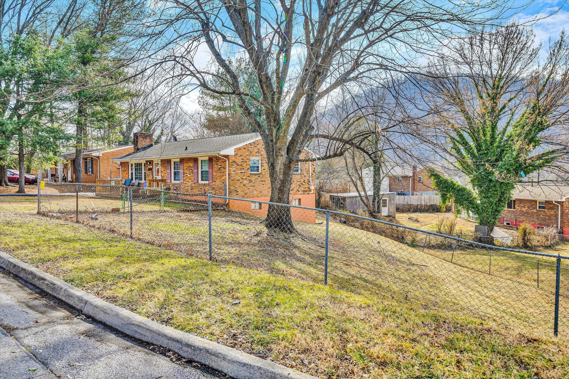 1401 Morehead AVE - Photo 3