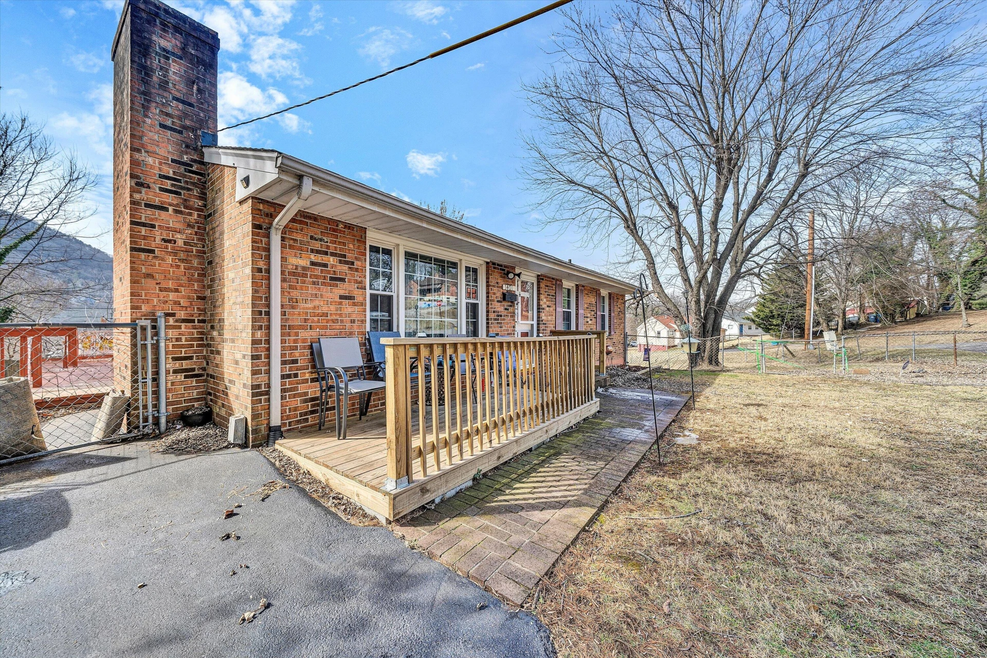 1401 Morehead AVE - Photo 4