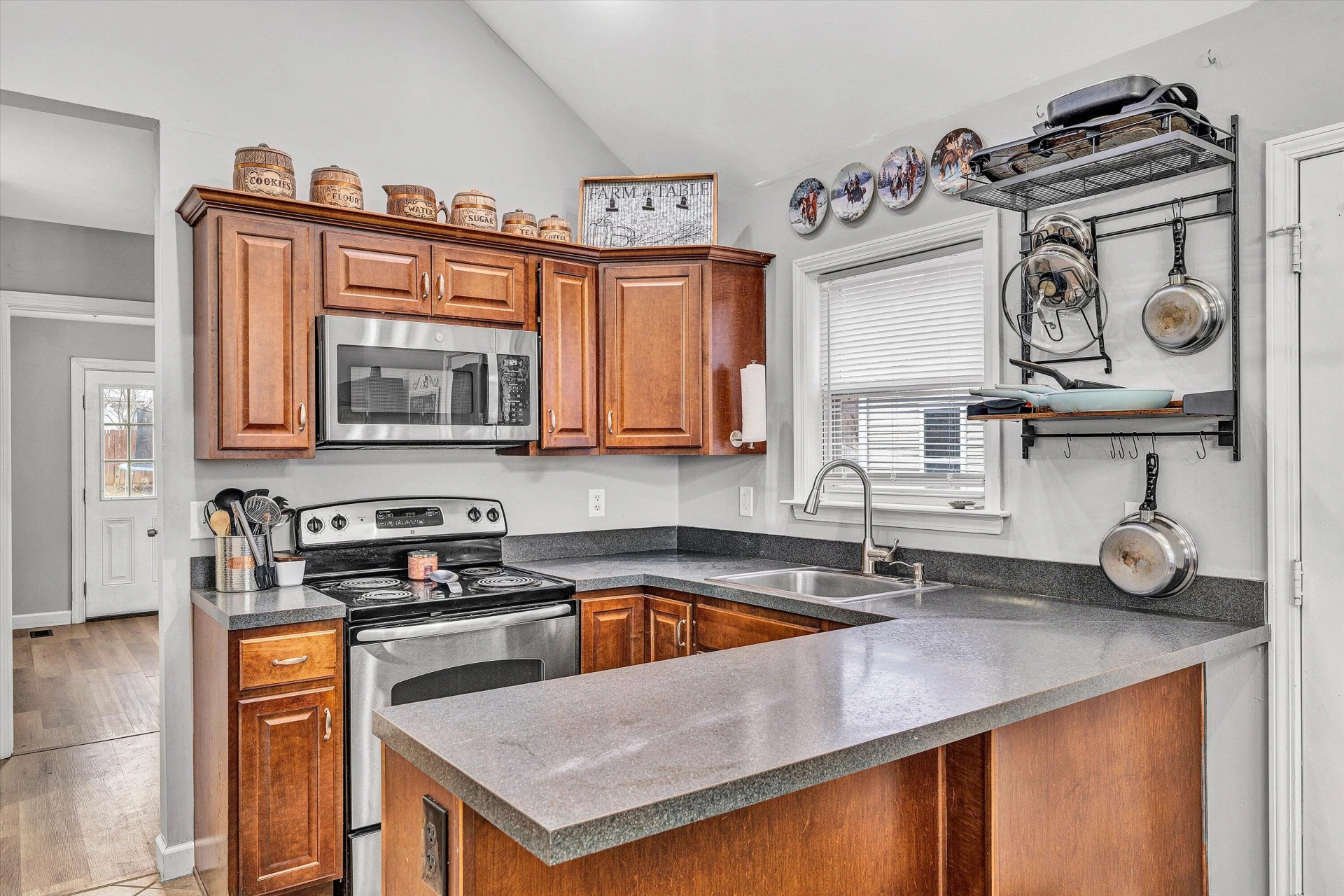 635 Queen AVE - Photo 13