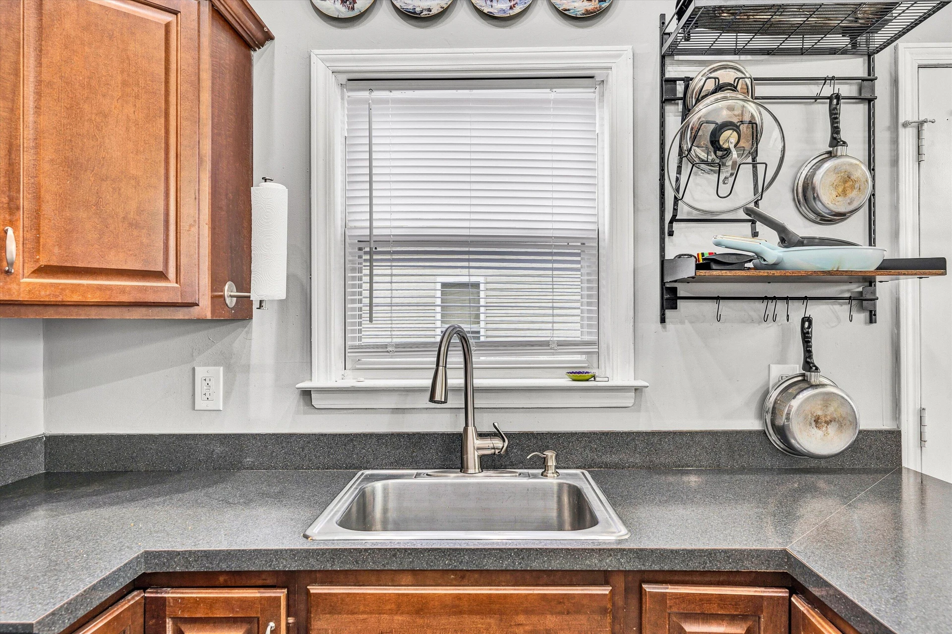 635 Queen AVE - Photo 14