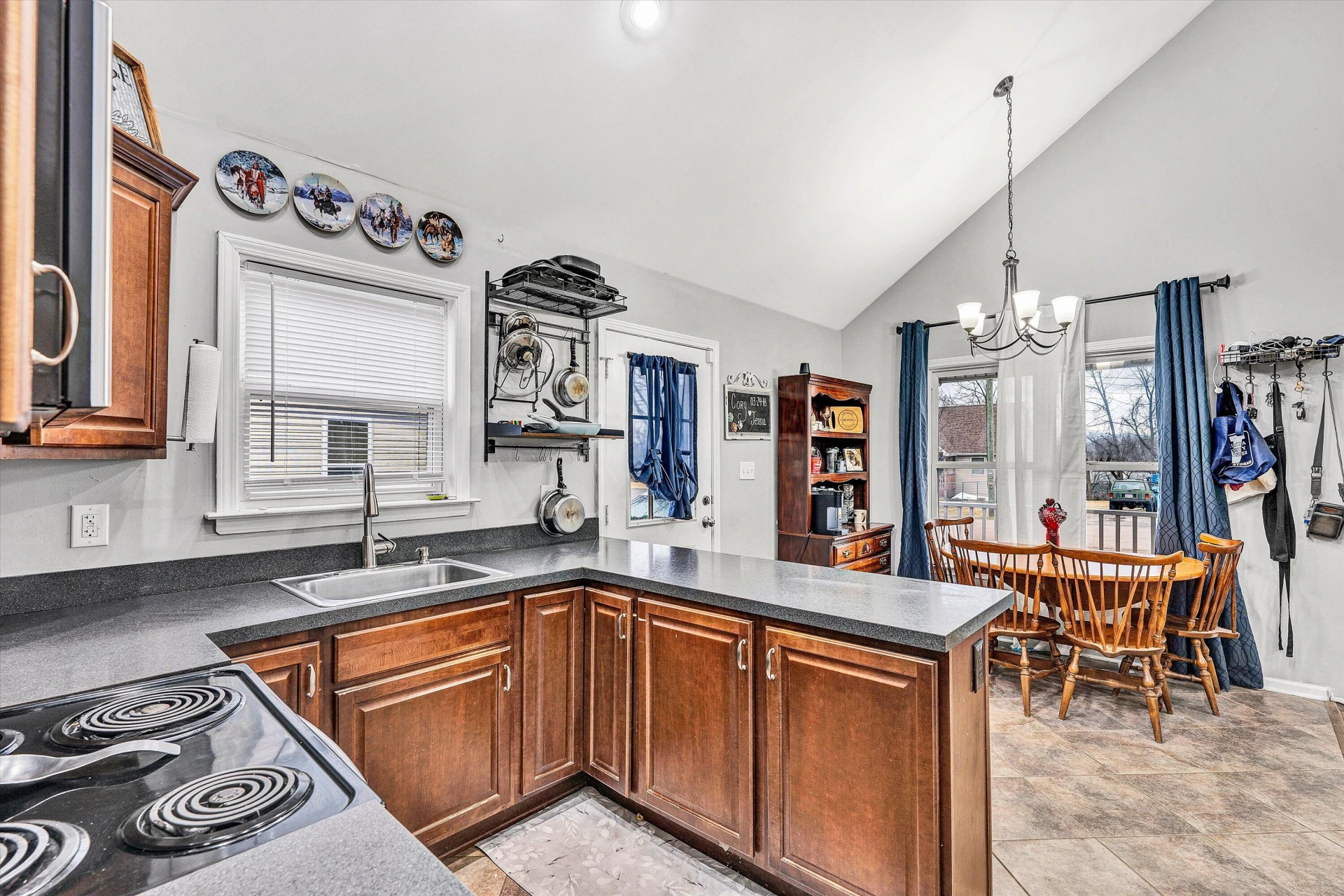 635 Queen AVE - Photo 15