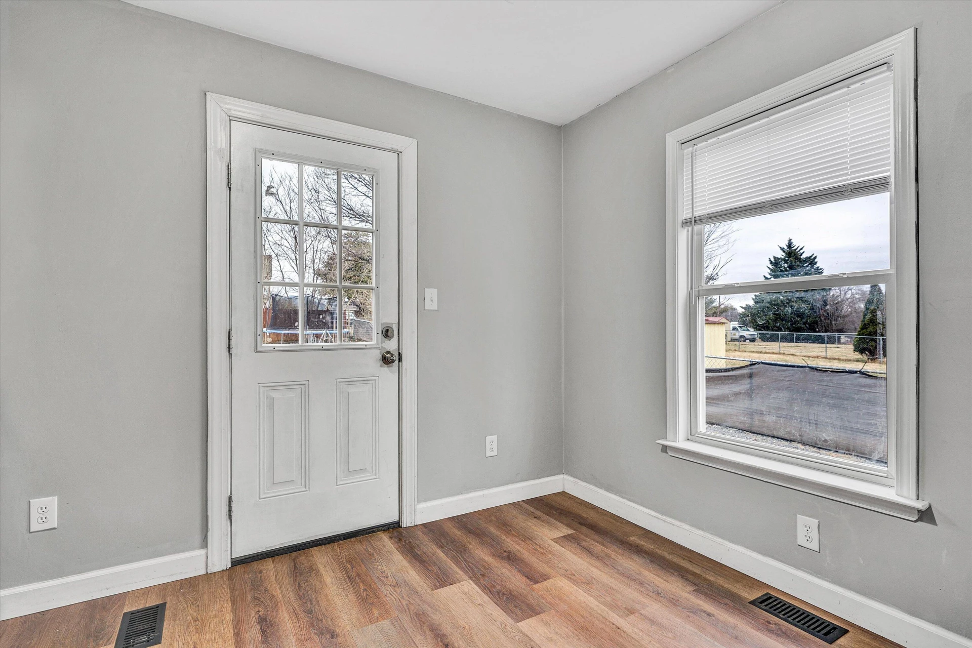 635 Queen AVE - Photo 23