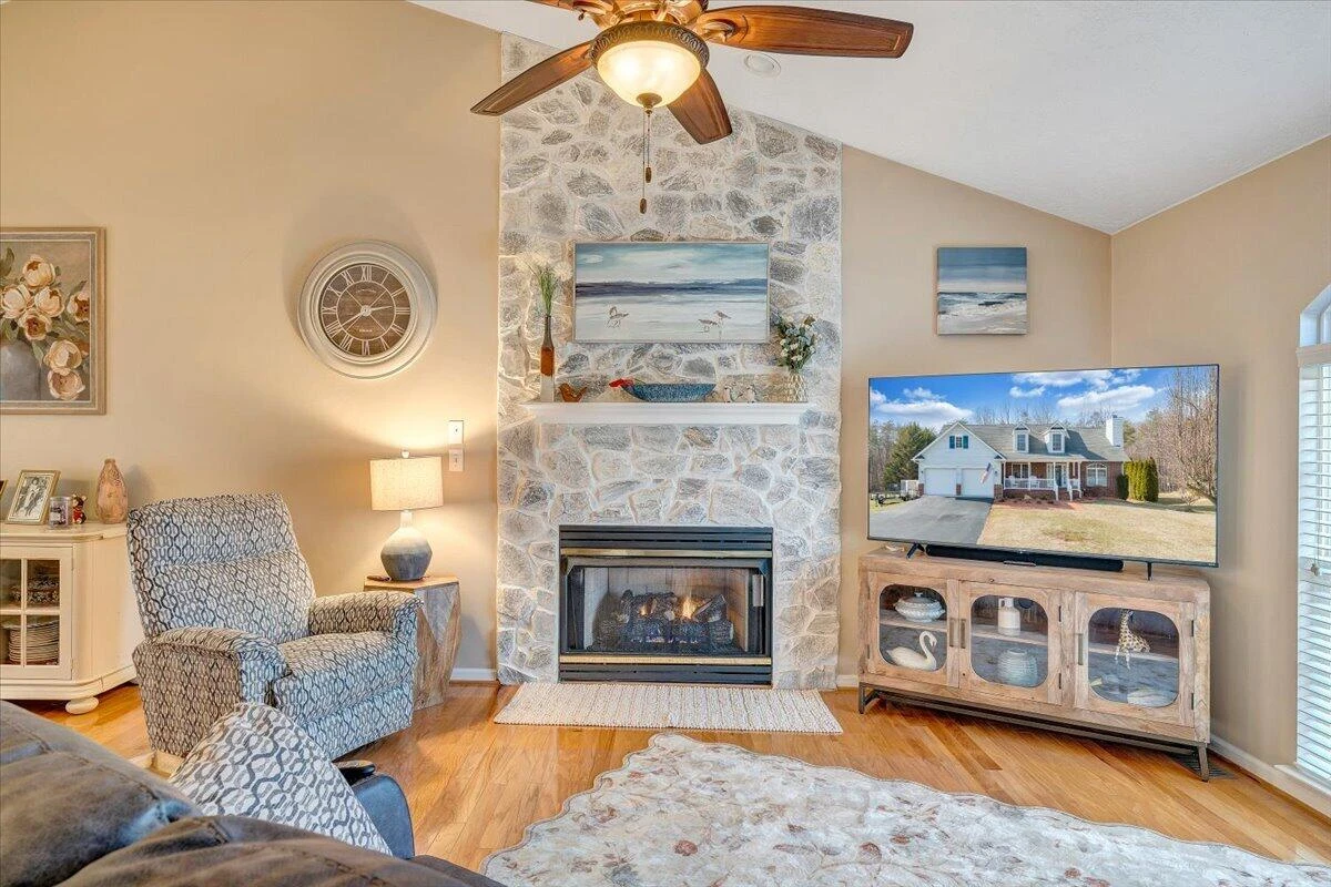 1251 Commonwealth DR - Photo 16