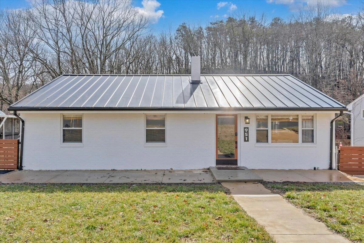 951 Hartsook BLVD