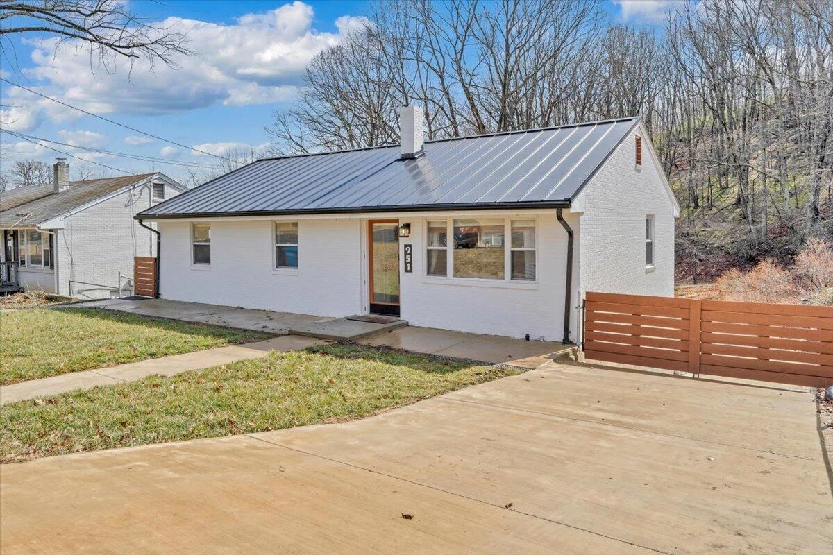 951 Hartsook BLVD - Photo 2