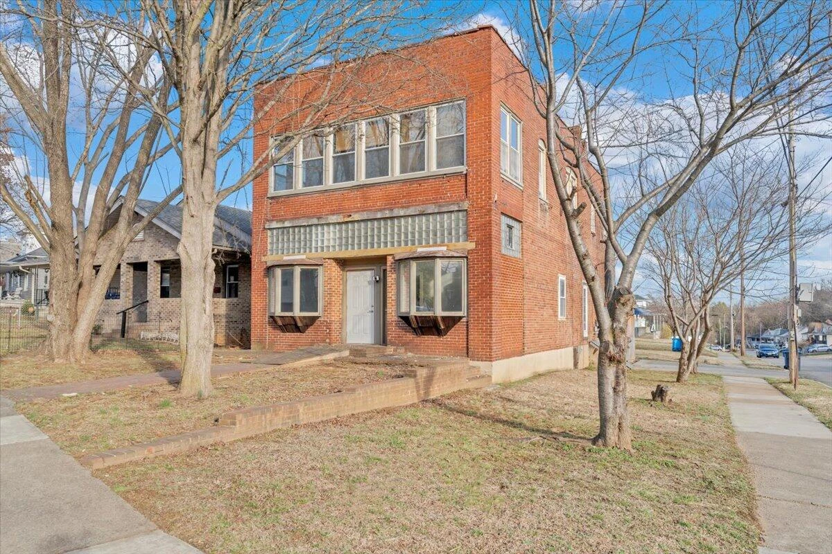 1101 Montrose AVE