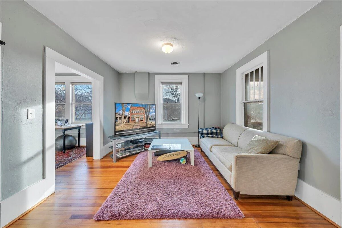 1101 Montrose AVE - Photo 15