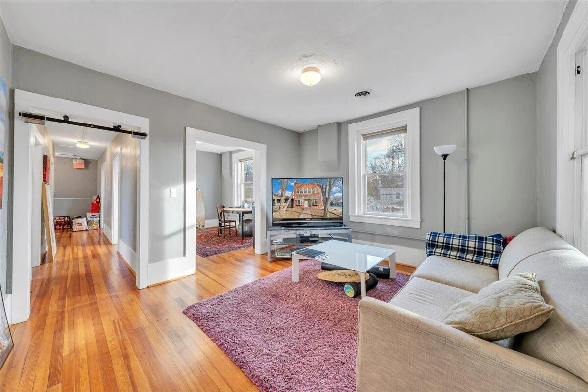 1101 Montrose AVE - Photo 16