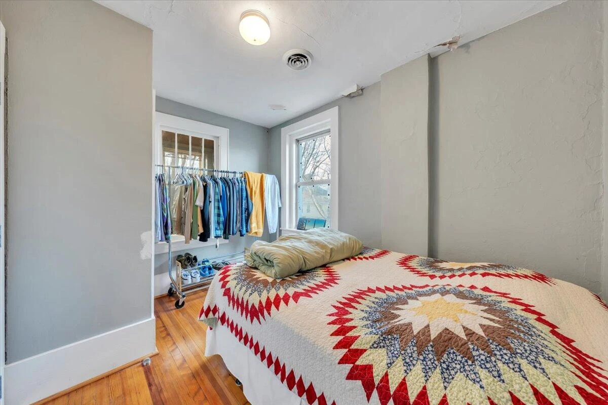 1101 Montrose AVE - Photo 17