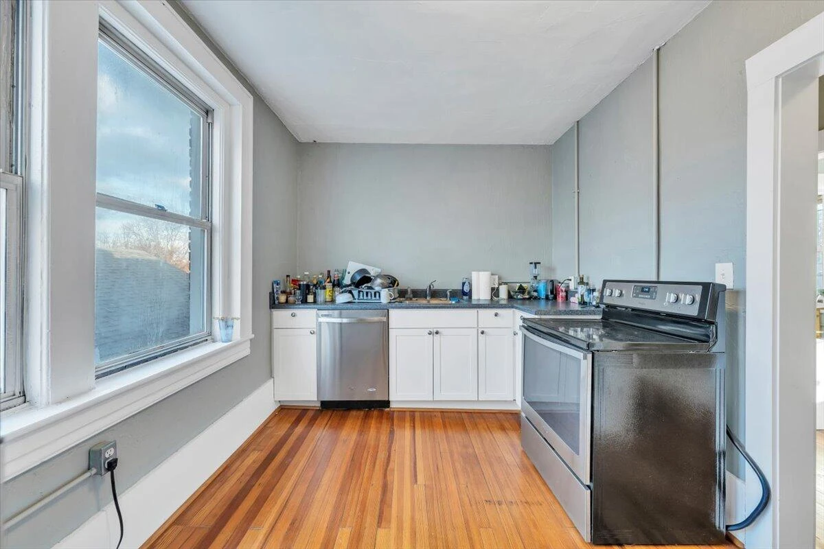 1101 Montrose AVE - Photo 18
