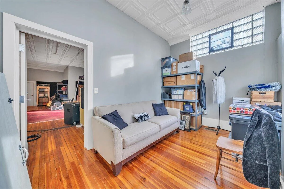 1101 Montrose AVE - Photo 2