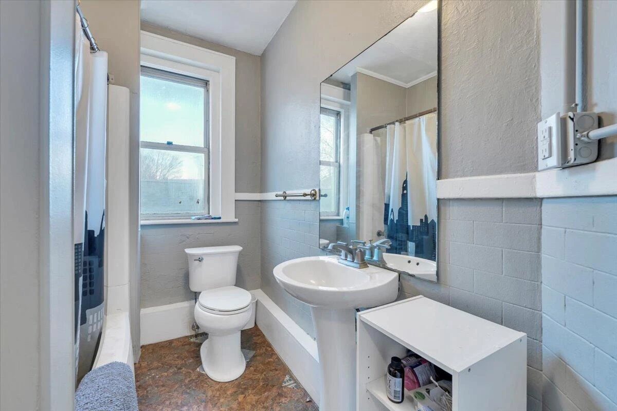 1101 Montrose AVE - Photo 20