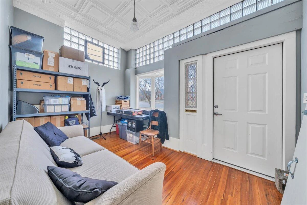 1101 Montrose AVE - Photo 3