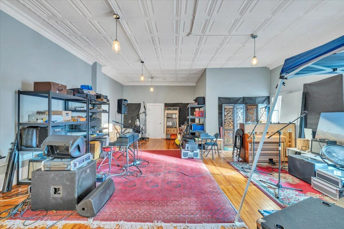 1101 Montrose AVE - Photo 4