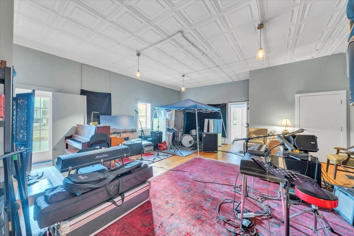 1101 Montrose AVE - Photo 5